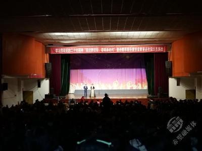 赤壁：文艺演出进校园 师生乐享“文化大餐”