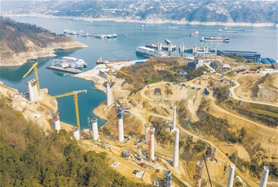 工人在三峡枢纽茅坪港疏港铁路建设工地施工
