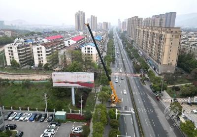 市城管执法局：拆除“高炮”广告 消除安全隐患
