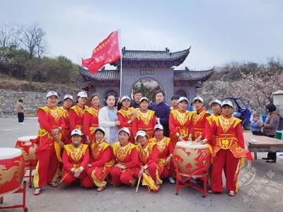 赤壁：助力樱花节  “小九寨”巾帼威风锣鼓队葛仙山表演获好评