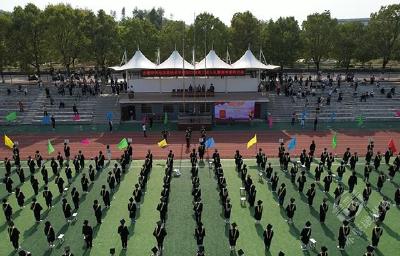 点燃高三学子斗志豪情 吹响高考冲刺号角 市机电信息技术学校举行高三学生成人礼