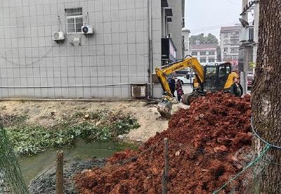 陆水湖街道：污水塘变停车场