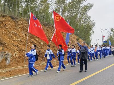 三月，看赤壁市第一中学的追“锋”青年们