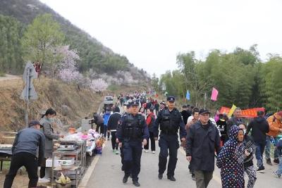 赤壁葛仙山：连绵樱花怒放 民警守护平安