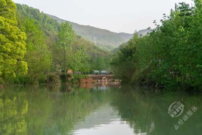 赤壁：流水潺潺清见底 修竹纤纤清凉风