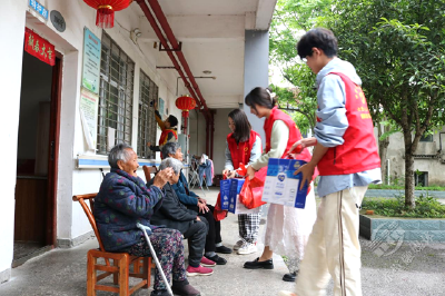赤壁交投集团华祥路桥：弘五四精神 扬敬老美德 情暖养老院