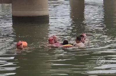 赤壁市冬泳救援中心活动途中勇救落水者