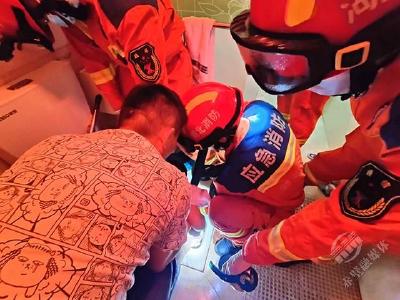 赤壁：5岁男孩脚卡便池 消防员破拆成功救援