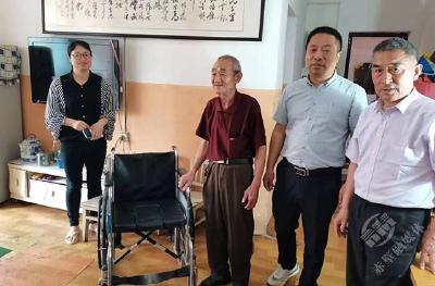 赤马港龙翔山社区：关爱残疾人 轮椅送上门