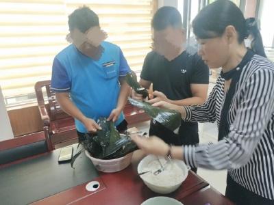 车埠司法所组织社区矫正对象开展“端午献爱心”活动