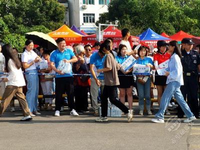 场内有你，场外有我！高考，他们并肩“作战”