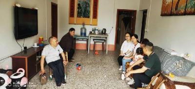 侄子夫妇，无怨无悔照顾两位残疾叔叔三十余载