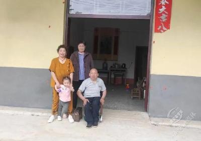 赤壁：夫妻俩30余载精心照顾残疾叔叔 被赞胜似亲儿亲女