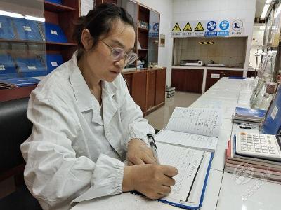 兢兢业业讲奉献 平凡岗位绽芳华——记华新水泥（赤壁）有限公司化学分析工万晓英