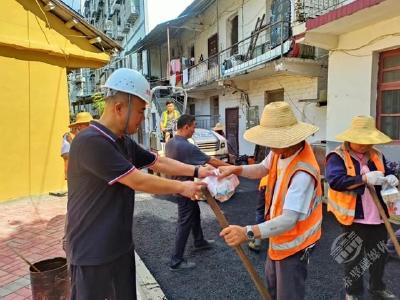 赤壁建工集团：降暑物品润民心