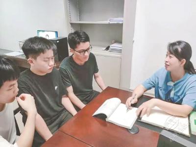 免费给学生培训高数 自掏腰包帮学生跨过一道道坎 陈凤华：让学生成人成才一个不少