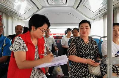 “您对公交服务满意吗？”赤壁义工志愿服务队开展乘客满意度问卷调查
