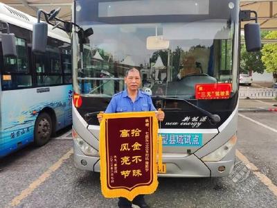 游客盛赞赤壁：不愧三国故里 人们热情仗义