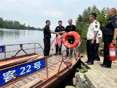 赤壁市交通运输局向乡镇渡口渡船捐赠救生设备