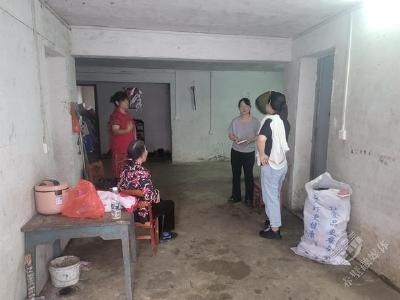 赤壁市车埠镇：志愿者走进困难户家庭，开展卫生清扫慰问活动