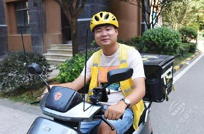 湖北赤壁：送餐途中灭把火 这名小哥火火火