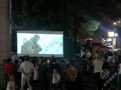 赤马港社区：观看红色电影 重温红色记忆