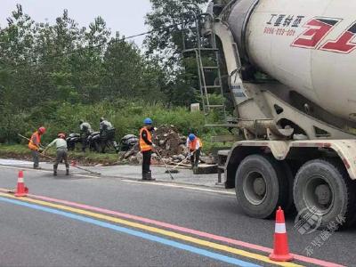 赤壁市建工集团：迁移路灯快准稳  拓宽公路暖民心