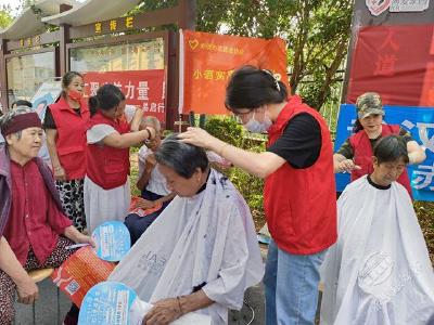 志愿者进社区 为老人免费理发