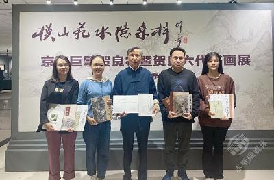 京津画派巨擘贺良朴嫡孙贺伟国向赤壁市图书馆捐赠贺氏六代诗书画作品集