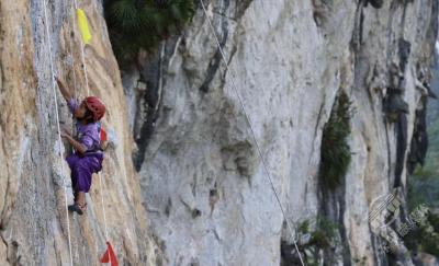 中国攀岩自然岩壁系列赛：11岁“岩二代”摘得女子公开组冠军