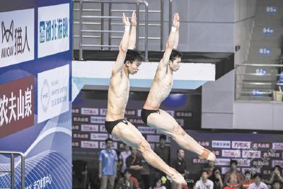 全国跳水锦标赛继续在汉进行  王宗源夺得男子三米板双料冠军