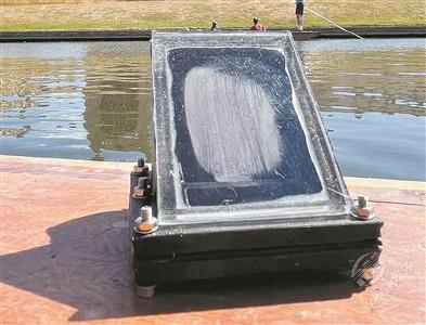 漂浮太阳能装置同时产生清洁水和氢