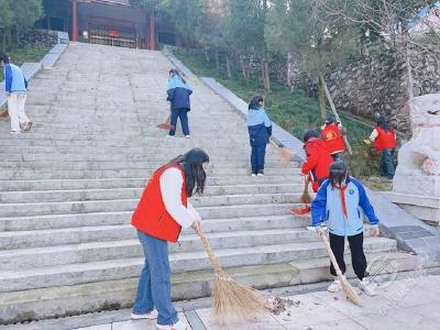 和尚岭社区：小手拉大手 清扫烈士陵园