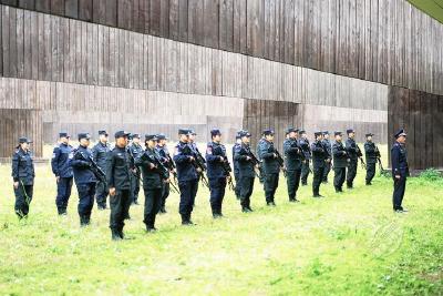 武汉特警射击比武举行 百米开外洞穿弹壳