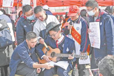 47个班级摊位福利满满 学霸笔记广受追捧 华师一附中“阳光义卖”筹集善款超23万元