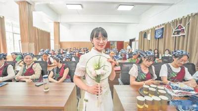 “秭归李子柒”传承刺绣非遗 带动1185名居家妇女创收