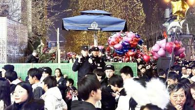 元旦假期，武汉警方启动高等级勤务 日均万余警力确保江城平安