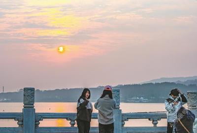 元旦假期知音湖北笑迎客来 滑雪温泉“一冷一热”备受青睐