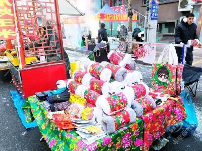 探访零下20℃的哈尔滨早市 游客推着行李箱赶来打卡 有商家营业额涨了几倍