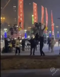 男子被热气球绳子缠住脚拽到空中，目击者：拽起一米多高，被众人及时救下