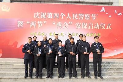 赤壁市公安局举办庆祝第四个“人民警察节”机关拔河比赛