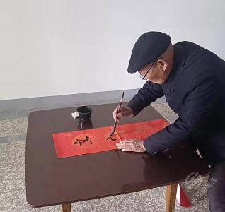 赤马港周画岭社区：86岁大爷为居民写春联送祝福