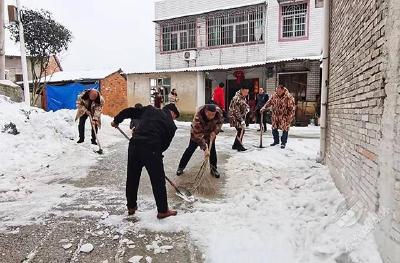 湖北赤壁：“雪”纸“锹”笔 绘出暖心画卷