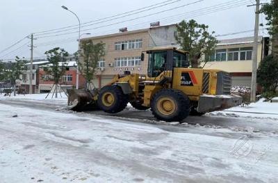 赤马港月山村：铲雪除冰“节节通”