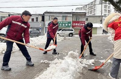 赤壁市疾控中心前往包保网格扫雪除冰