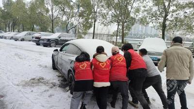 以“动”制“冻”，志愿者是风雪中独特的风景