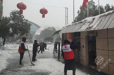 以雪为令 浴“雪”奋战 赤壁市红十字会开展扫雪除冰活动