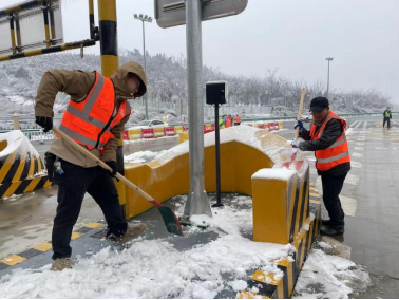 赤壁城发集团破冰除雪：过年啦过年啦！ 路通啦路通啦！