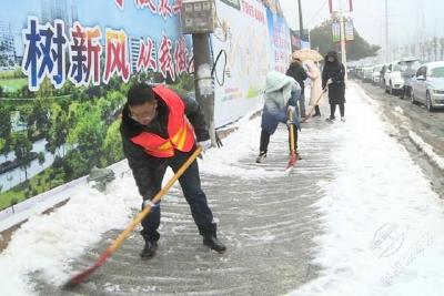 市建工集团：扫雪除冰清断枝 “咣咣嚓嚓”保出行