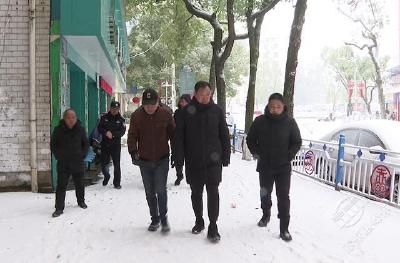 董方平徒步检查督导城市安全运行和低温雨雪冰冻天气防范应对措施  干群携手 共克时艰 全力做好低温雨雪冰冻天气防范应对工作